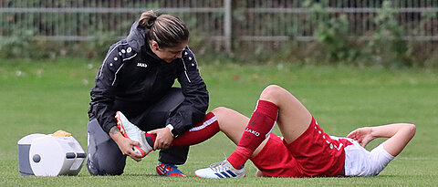 Mit typischen Verletzungen im Mädchenfußball befasst sich eine Studie der Uni Würzburg.