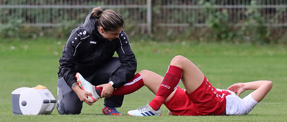 Mit typischen Verletzungen im Mädchenfußball befasst sich eine Studie der Uni Würzburg.