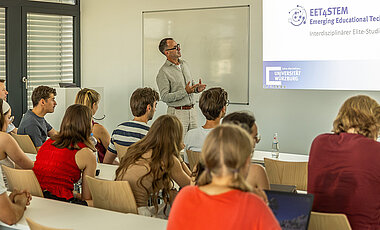 Thomas Trefzger, Sprecher EET4STEM, stellt den neuen Elite-Studiengang vor. 