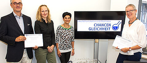 Die Unterzeichner und Unterzeichnerinnen des Gleichstellungskonzepts (v. l.): Christoph Lambert, Leane Lehmann, Marie-Christine Dabauvalle sowie Barbara Sponholz. (Foto: Oechsner)