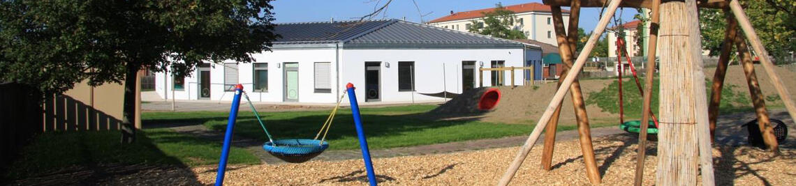 Das Campus Kinderhaus der Uni Würzburg am Hubland Nord - Blick auf die Einrichtung von der Straße aus