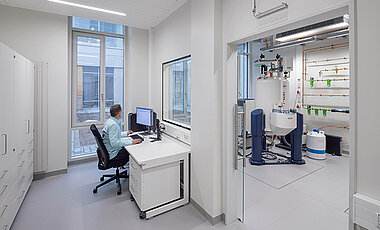 Blick ins Kernresonanzlabor mit Auswerteraum des Instituts für nachhaltige Chemie und Katalyse mit Bor.