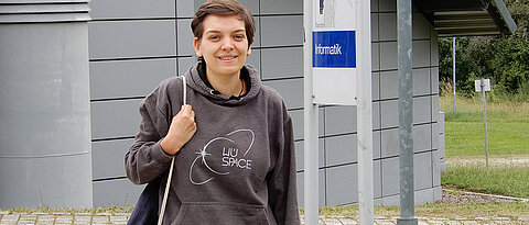 Johanna Mehringer vor dem Institut für Informatik der Uni Würzburg.