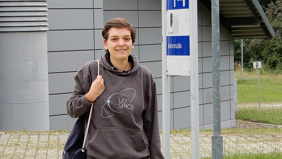 Johanna Mehringer vor dem Institut für Informatik der Uni Würzburg.