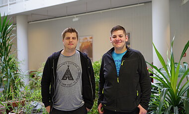 Die KOMPASS-Tutoren und Mitinitiatoren des Vorkurses „Anorganische Chemie“ Nico Wolf (links) und Kevin Bongers. (Foto: Annette Popp)