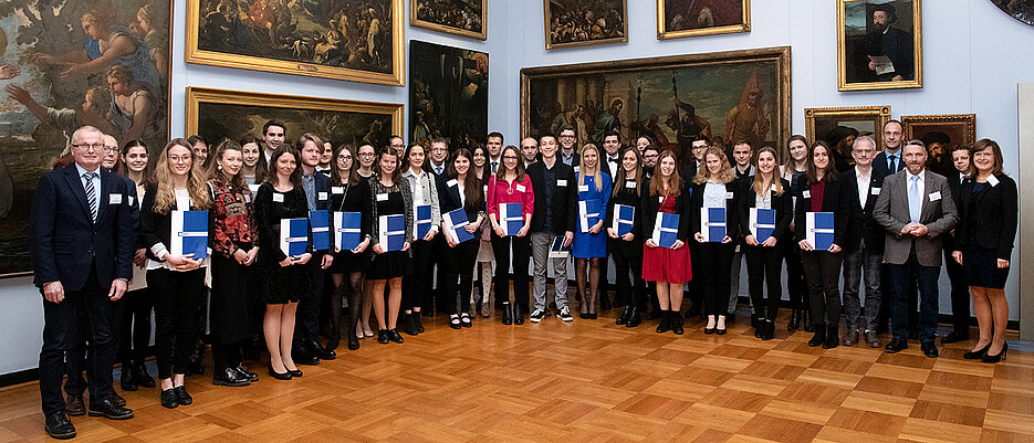 Nach der Verleihung der Deutschlandstipendien stellten sich Stipendiaten, Förderer und Repräsentanten der JMU zum Gruppenfoto auf.