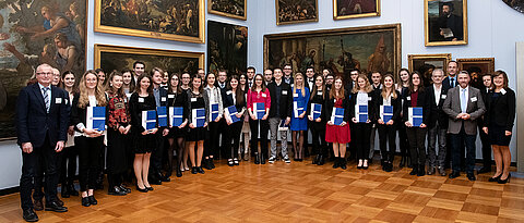 Nach der Verleihung der Deutschlandstipendien stellten sich Stipendiaten, Förderer und Repräsentanten der JMU zum Gruppenfoto auf.