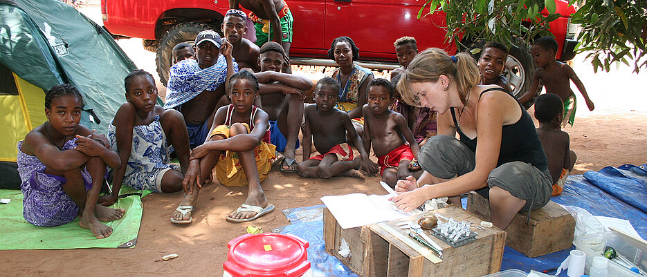 Livia Schäffler bei der Feldforschung im Rahmen ihrer Doktorarbeit in einem entlegenen Dorf im mittleren Westen Madagaskars.