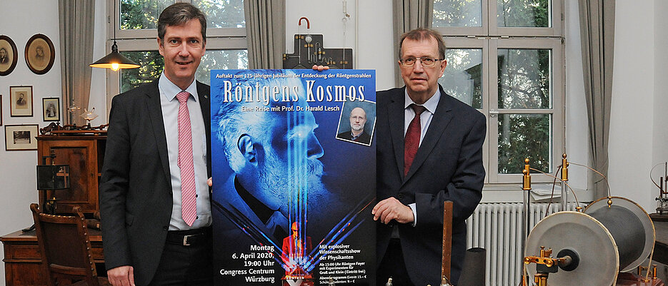 Würzburgs Oberbürgermeister Christian Schuchardt (links) und Universitätspräsident Alfred Forchel präsentieren in der Röntgen-Gedächtnisstätte das Plakat, das für die Auftaktveranstaltung zum Röntgenjahr 2020 wirbt.