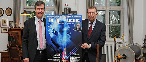 Würzburgs Oberbürgermeister Christian Schuchardt (links) und Universitätspräsident Alfred Forchel präsentieren in der Röntgen-Gedächtnisstätte das Plakat, das für die Auftaktveranstaltung zum Röntgenjahr 2020 wirbt.