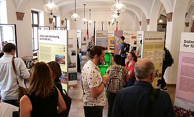Die Ausstellung ist bis zum 30. Juni 2026 im Foyer des Würzburger Rathauses zu betrachten.