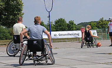 Beim Rollstuhlbasketball.