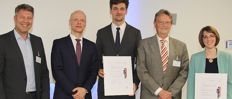 Gruppenbild mit den Hentschel-Preisträgern 2019 (v.l.): Jens Volkmann, Direktor der Neurologischen Klinik des UKW, Karl Georg Häusler, geschäftsführender Oberarzt der Klinik, Peter Sporns, Stiftungsgründer Günter Hentschel und Viktoria Rücker.
