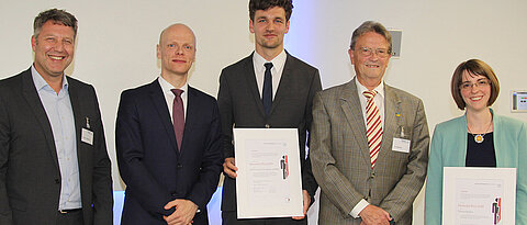 Gruppenbild mit den Hentschel-Preisträgern 2019 (v.l.): Jens Volkmann, Direktor der Neurologischen Klinik des UKW, Karl Georg Häusler, geschäftsführender Oberarzt der Klinik, Peter Sporns, Stiftungsgründer Günter Hentschel und Viktoria Rücker.
