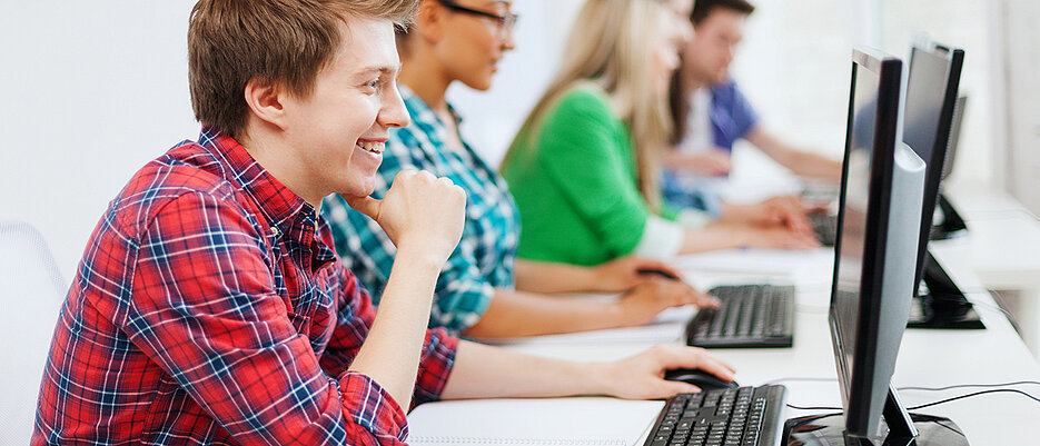 Viele Elemente der Studien werden am Computer absolviert. 