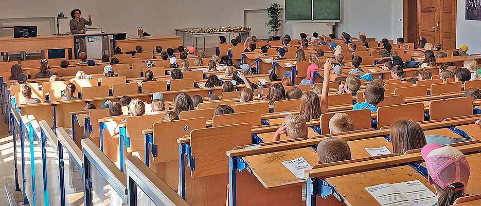 Wer Tore schießen möchte wie Alexandra Popp, Lionel Messi oder Cristiano Ronaldo, erfährt in der Kinderuni, was man dazu braucht.