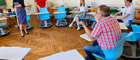 Austausch im Uni-Klassenzimmer der Josef-Schule mit (v.l.) stehend: Sanna Pohlmann-Rother und Gabriele Schwenkert sowie sitzend den wissenschaftlichen Mitarbeitern am Lehrstuhl Grundschulpädagogik Tina Jocham und Larissa Ade sowie dem stellvertretenden Schulleiter Lothar Müßig. (Foto: privat)