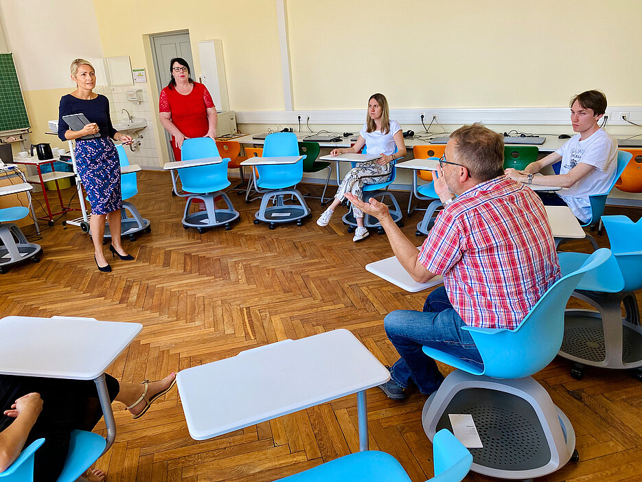 Austausch im Uni-Klassenzimmer der Josef-Schule mit (v.l.) stehend: Sanna Pohlmann-Rother und Gabriele Schwenkert sowie sitzend den wissenschaftlichen Mitarbeitern am Lehrstuhl Grundschulpädagogik Tina Jocham und Larissa Ade sowie dem stellvertretenden Schulleiter Lothar Müßig. (Foto: privat)