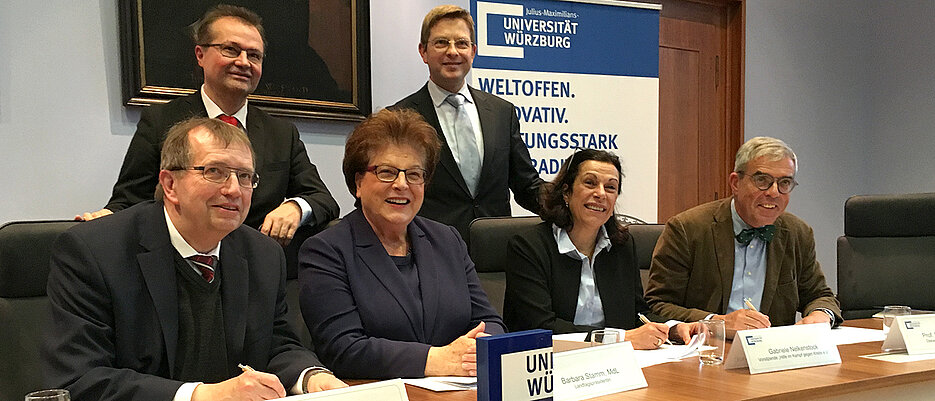 Gemeinsam gegen den Krebs: Universitätspräsident Alfred Forchel, Michael Popp (Sparkasse Mainfranken), die Bayerische Landtagspräsidentin Barbara Stamm, Landtagsabgeordneter Oliver Jörg, Initiatorin Gabriele Nelkenstock und Professor Matthias Frosch, Dekan der Medizinischen Fakultät bei der Unterzeichnung der Stiftungsurkunde für "Forschung hilft". (v.l., Foto: Marco Bosch)