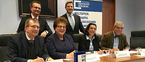 Gemeinsam gegen den Krebs: Universitätspräsident Alfred Forchel, Michael Popp (Sparkasse Mainfranken), die Bayerische Landtagspräsidentin Barbara Stamm, Landtagsabgeordneter Oliver Jörg, Initiatorin Gabriele Nelkenstock und Professor Matthias Frosch, Dekan der Medizinischen Fakultät bei der Unterzeichnung der Stiftungsurkunde für "Forschung hilft". (v.l., Foto: Marco Bosch)