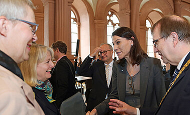 Bayerns Wissenschaftsministerin Marion Kiechle beim Stiftungsfest 2018 der Uni Würzburg mit Unipräsident Alfred Forchel und den Univizepräsidentinnen Barbara Sponholz (l.) und Andrea Szczesny und Univizepräsident Hermann Einsele. (Foto: Rudi Merkl)