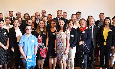 Die Alumni-Jubilarinnen und -Jubilare, die vor 15 Jahren ihr Studium an der Uni Würzburg beendeten, bei der Jubilarfeier 2019 im Toscanasaal der Residenz.