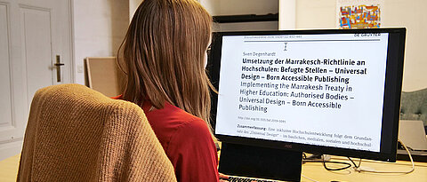Ines Matic vom Lehrstuhl für Pädagogik bei Sehbeeinträchtigungen lässt sich Literatur in vergrößerter Bildschirmdarstellung anzeigen.
