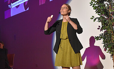 Soziobiologin Anna Stöckl erklärte die Leistungen des Insektenhirns.