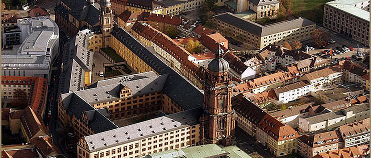 Alte Universit?t mit Neubaukirche 2005Foto: Rauf Guliyev
