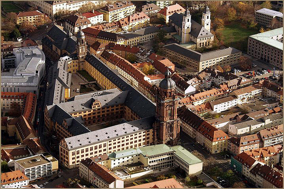 Alte Universit?t mit Neubaukirche 2005Foto: Rauf Guliyev