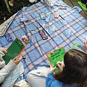 Die Schüler:innen überlegen, wie viel sie für eine Tafel Schokolade ausgeben würden. (Foto: Emily Schweitzer-Martin)