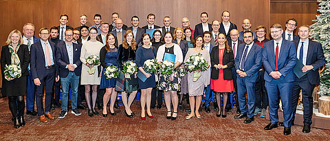 Bei der Benefiz-Gala: Die Förderpreisträgerinnen und -preisträger 2023 der Stiftung „Forschung hilft“ zusammen mit Klaus Holetschek (vorne, 3.v.r.), Hülya Düber (vorne, 4.v.r.) sowie Mitgliedern des Stiftungsrates.