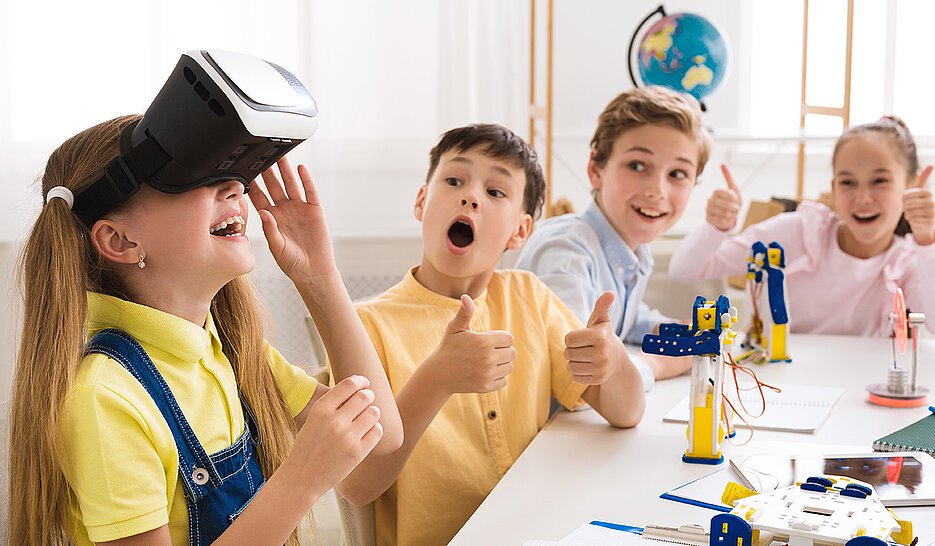 Im Klassenzimmer mit VR-Brillen auf Exkursion gehen. Wie man solche virtuellen Touren vorbereitet, bekommen Lehramtsstudierende der Uni Würzburg in einem Seminar vermittelt.