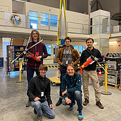 Teile des Daedalus 2 Teams beim Start in Schweden: Philip Bergmann (Teamleiter Embedded Software), Frederik Dunschen (Projektleiter), Jan Wolf (Teamleiter Elektronik), Ludwig Richter (Teamleiter Bodenstationssoftware "Telestion") und Lennart Werner (Systemingenieur). 