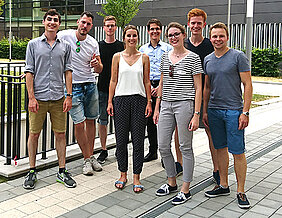 Das erfolgreiche Team samt Betreuer (v.l.): Alexander Klitsch, Simon Hermann, Jonas Fischer, Lea Schmidt, Prof. Martin Nentwich, Christine Mages, Nils Hapke und Sören Krüger. (Foto: privat)