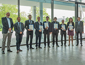 Von links nach rechts: Geschäftsführender Vorstand des Physikalischen Instituts Ralph Claessen, Studiendekan Matthias Kadler, Christoph Fleckenstein, Manuel Schrauth, Raimond Abt, Tobias Müller, Michael Klett, Katrin Fürsich, Dekan Ansgar Denner. (Fot