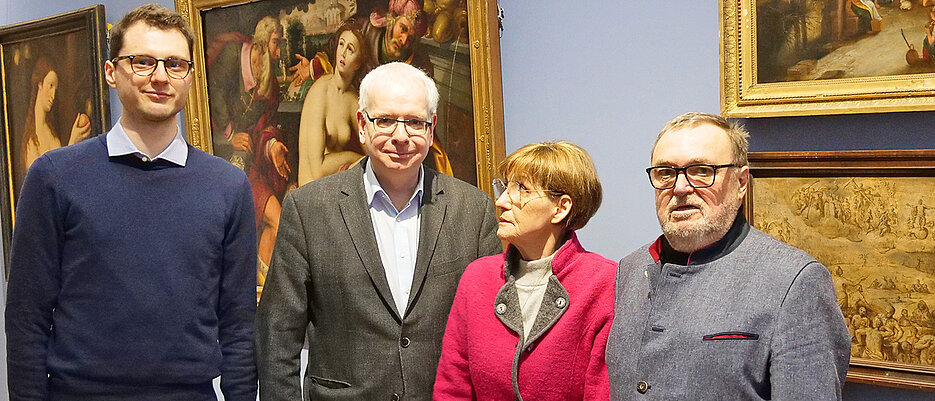 Sponsor Reinhold Dukat mit seiner Ehefrau Gertrud, Professor Eckhard Leuschner und Doktorand Maximilian Nalbach in der Gemäldegalerie des Martin von Wagner Museums. 