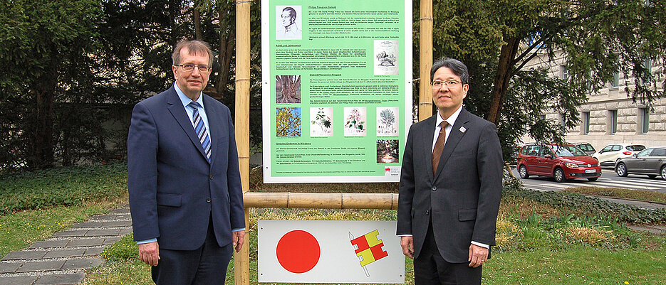 Der japanische Generalkonsul Tetsuya Kimura mit Universitätspräsident Alfred Forchel beim Siebold-Denkmal am Sanderring. (Foto: Robert Emmerich)