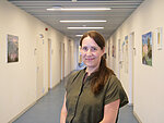 Erste Promotionsabsolventin in den Gesundheitswissenschaften: Mira Pflanz arbeitet an der Uni Würzburg für den Studiengang Hebammenwissenschaft. (Foto: Martin Brandstätter / Universität Würzburg)