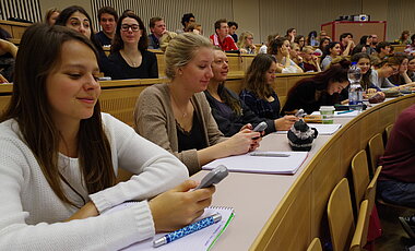 Mit Clickern können sich Studierende bei Fragen und Übungen interaktiv im Hörsaal einbringen. (Foto: Annette Popp)