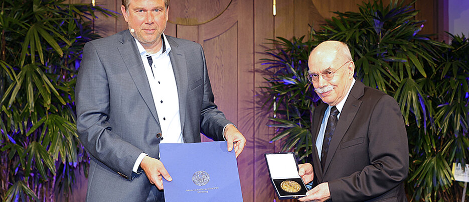 Helmuth Schulze-Fielitz (rechts) bekam auf dem Stiftungsfest 2022 von Vizepräsident Matthias Bode die Röntgen-Medaille überreicht.