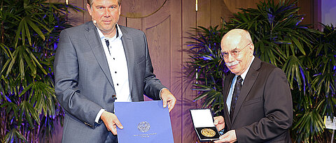 Helmuth Schulze-Fielitz (rechts) bekam auf dem Stiftungsfest 2022 von Vizepräsident Matthias Bode die Röntgen-Medaille überreicht.