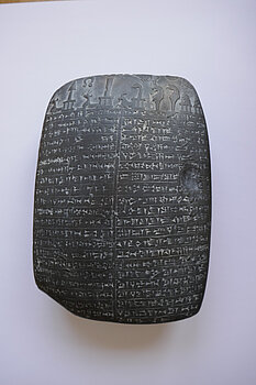 Abguss eines sogenannten "Kudurrus" aus Babylonien. Es handelt sich um eine steinerne Landschenkungsurkunde, die in Wort und Bild die Übertragung von Ländereien durch den König dokumentierte 