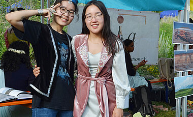Zwei engagierte Studentinnen aus Kachastan werben für ihr Heimatland. 