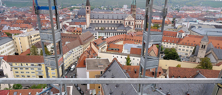 Blick von der obersten Etage des Baugerüsts über Würzburgs Innenstadt.