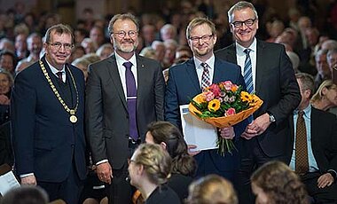 Links Universitätspräsident Alfred Forchel, neben ihm Laudator Professor Holger Braunschweig mit dem Keck-Köppe-Chemiepreisträger PD Dr. Andreas Steffen und Unibund-Vorsitzendem David Brandstätter. (Foto: Daniel Peter)