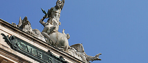 Prometheus: Figurengruppe auf dem Dach der Neuen Universität am Sanderring 2, dem Hauptgebäude der Universität Würzburg, mit Inschrift "Veritati": Der Wahrheit geweiht. (Foto: Gunnar Bartsch)