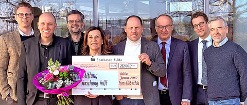 Spendenübergabe mit (von links): Niklas Werner, Max Reith und André Eydt (alle Lions Club), Gabriele Nelkenstock (Stiftung Forschung hilft), Björn Steinacker (Lions Club), Prof. Dr. Hermann Einsele und PD Dr. Alexander Weich (beide UKW) sowie Dirk Eckerscham (Lions Club). 