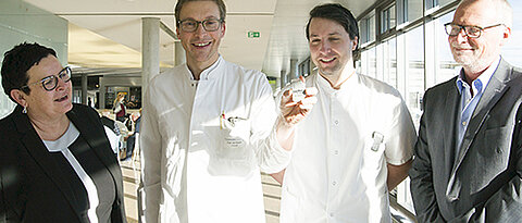 Professor Burkhard von Rahden präsentiert einen EndoStim-Stimulator. Bei der ersten Implantation hatten ihn begleitet (von links): Klaudia Kohl von der Firma EndoStim, Dr. Jörg Filser vom UKW sowie Dr. Dietmar Stephan aus Siegen. (Foto: Barbara Knievel/