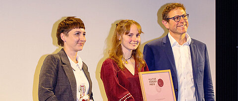 Die Preisverleihung fand im Mozartareal statt. Kathi Mock (links), Moderatorin des Abends, und Martin Heilig, Oberbürgermeister von Würzburg, überreichten einen der Kulturförderpreise an Rahel Behnisch.